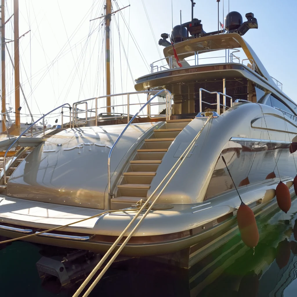 Interno di yacht con pavimento e pannelli in marmo